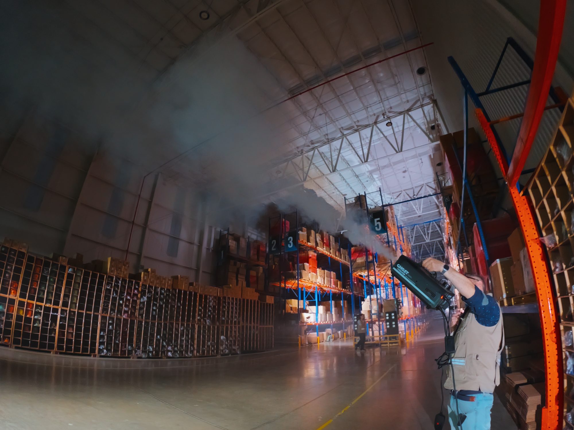 Set con humo y luces en una bodega de noche